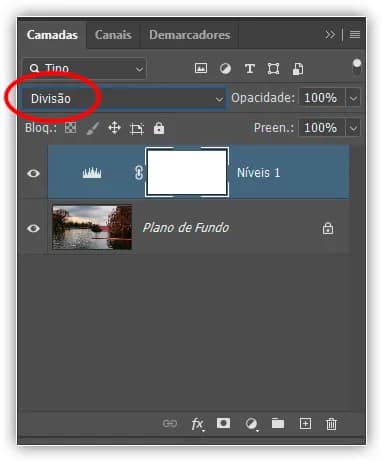 A paleta Layers mostrando a camada de ajuste Níveis recém-adicionada acima da camada Background, com seu modo de mesclagem definido como Screen.