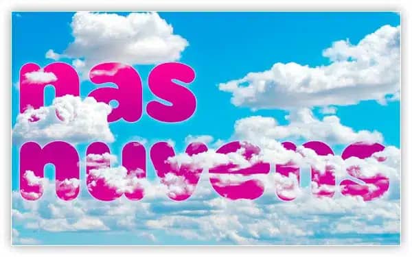 O resultado final com o texto agora flutuando nas nuvens.