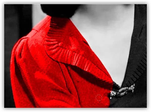 Pintura com vermelho dentro da blusa.