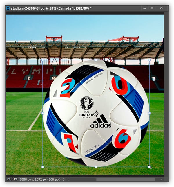 Arrastando as alças Transformação Livre para redimensionar a bola.