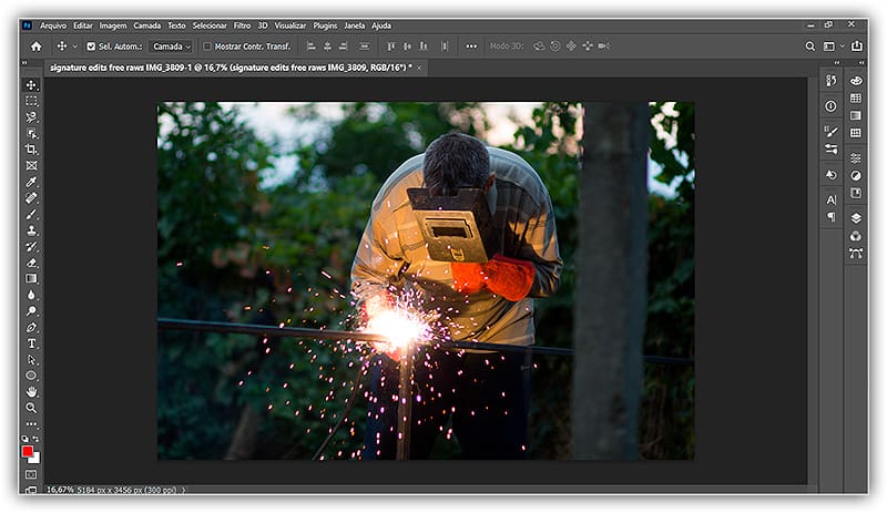 O arquivo bruto é aberto no Photoshop.