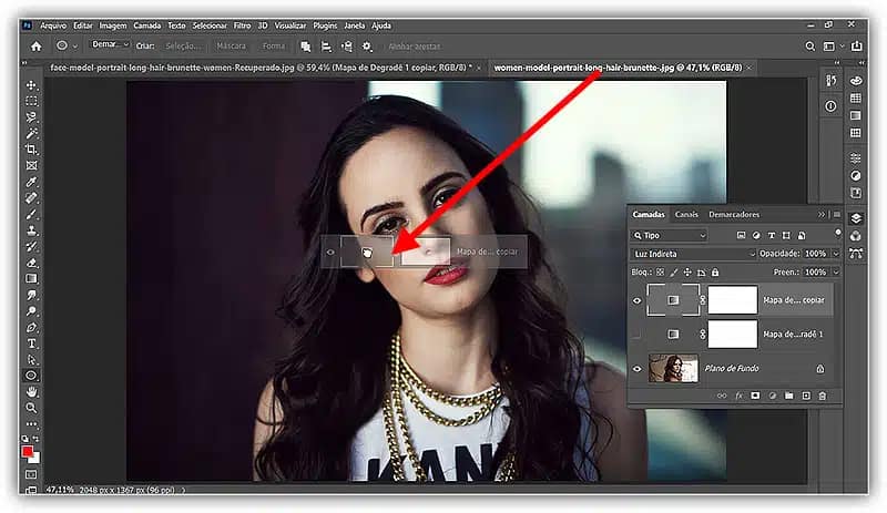 Espere até que o Photoshop mude para a segunda imagem e arraste a camada de ajuste para ela.