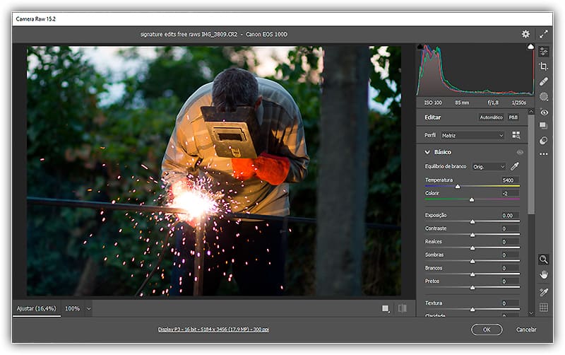 Todo o poder do Camera Raw está sempre disponível com o arquivo raw aberto como um objeto inteligente.