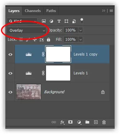 A paleta Layers mostrando a duplicata da camada de ajuste Levels, também definida para o modo de mesclagem Overlay.