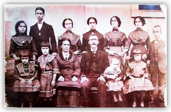 O contraste agora é um pouco forte demais depois de duplicar a camada de ajuste.