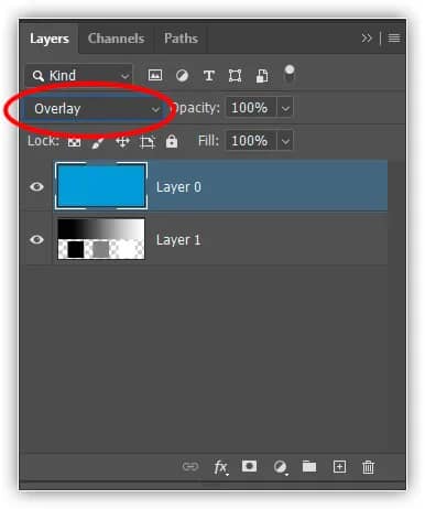 A camada azul sólida está agora acima da camada "Gradiente e Quadrados", com a camada "Gradiente e Quadrados" definida de volta para o modo de mesclagem Normal e a camada azul sólida definida como Sobreposição.