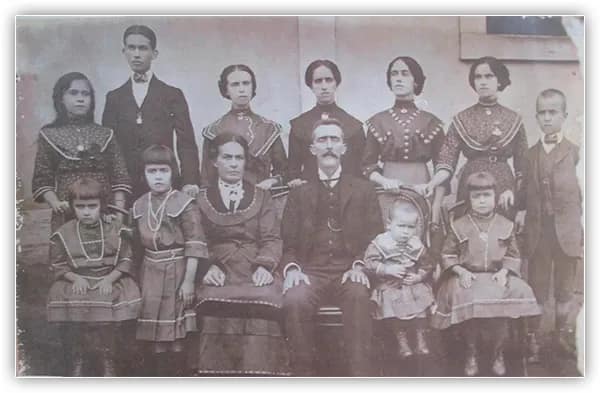 Uma foto antiga que está desbotada nos realces e nas sombras.