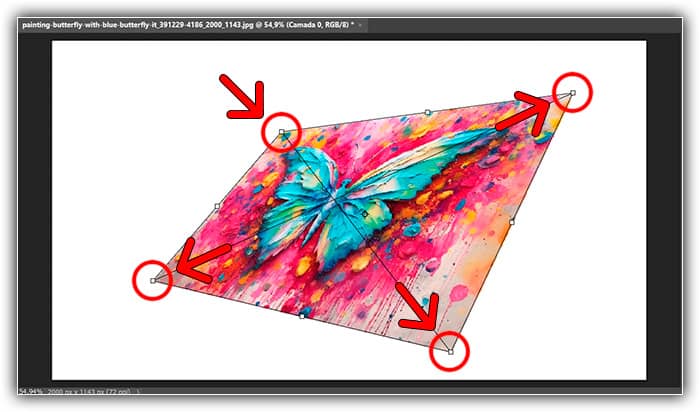 Arraste qualquer uma das alças de canto para distorcer livremente a imagem.