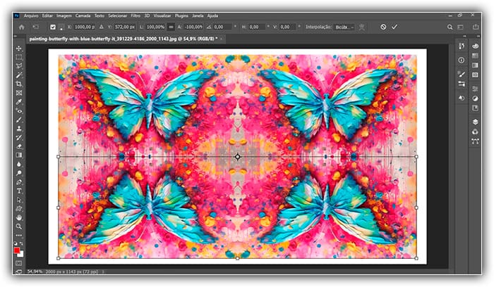 Um efeito de reflexo de espelho de quatro vias criado com Transformação Livre.