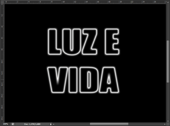 O texto após aplicar o ajuste Auto Tone. Efeito de texto com explosão de luz