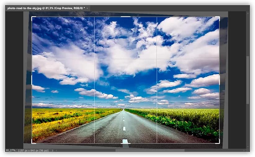 O Photoshop endireita a imagem e redimensiona a borda do corte.