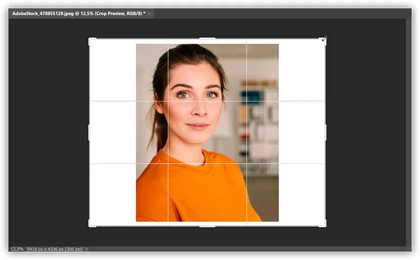 A área ao redor do corte original é preenchida com branco.