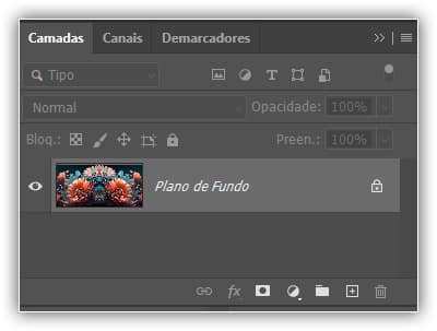 A camada Plano de fundo agora mantém nosso efeito de espelho.