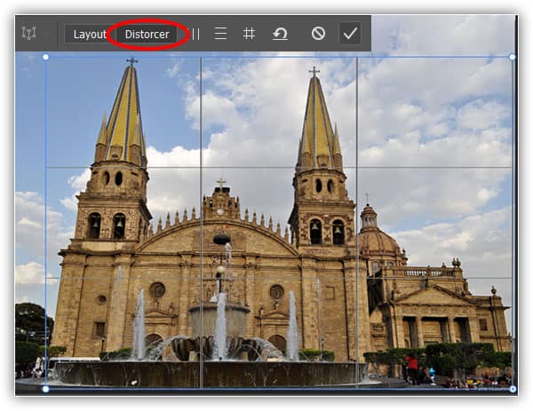 Envolvendo todo o edifício.