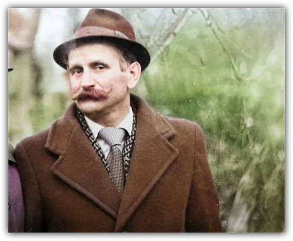 A cor do chapéu agora combina com o casaco.