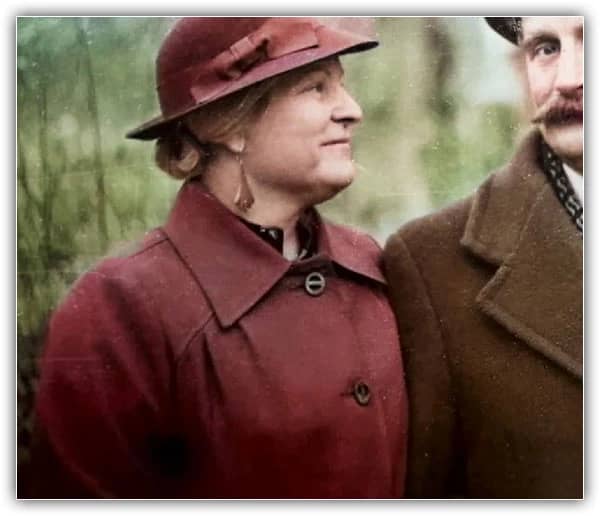 O casaco e o chapéu da mulher agora são coloridos.