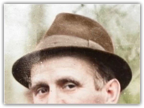 Pintando o chapéu para fixar a cor.