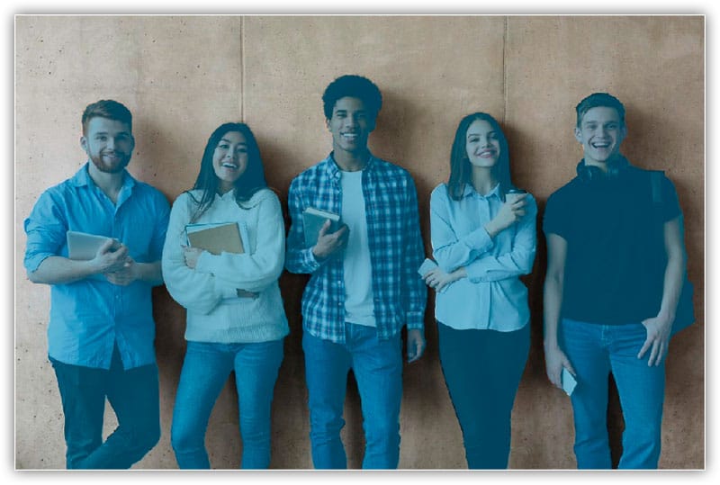 Os objetos detectados aparecem destacados em azul.